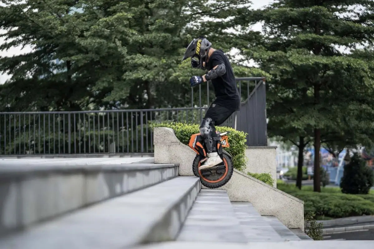 RU Stock Original INMOTION Adventure V14 Electric Unicycle 70KM/H 134V 2400Wh 50S Battey C40 9000W Motor 16inch EUC Unicycle