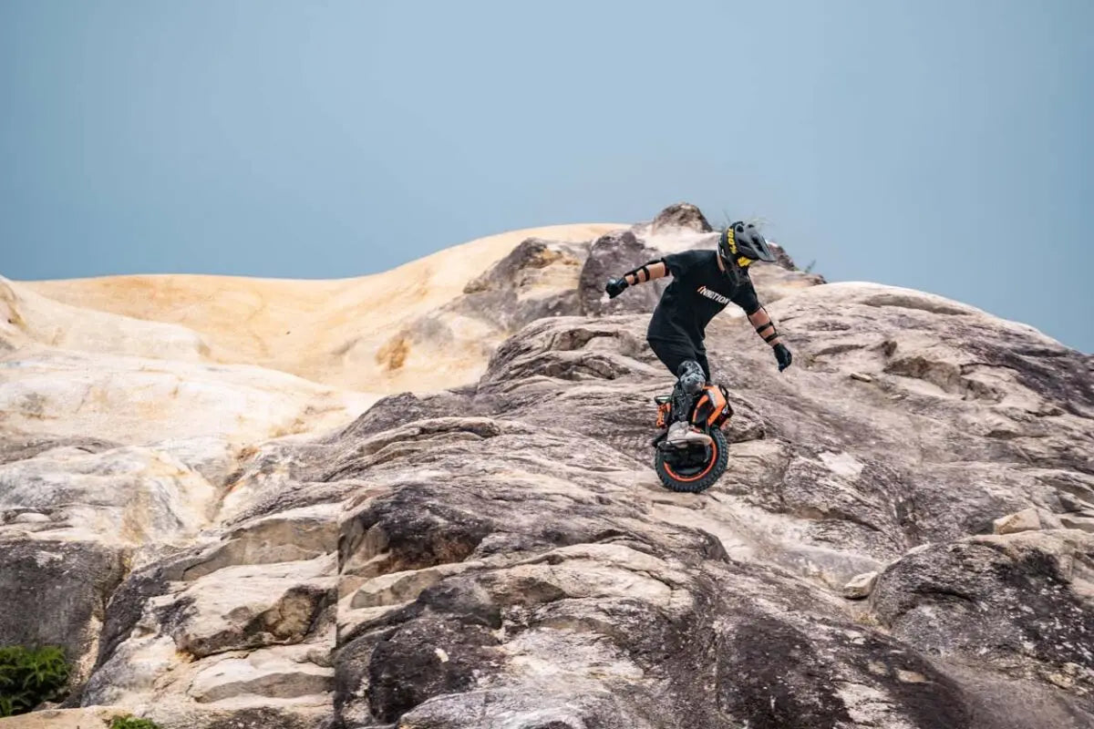 RU Stock Original INMOTION Adventure V14 Electric Unicycle 70KM/H 134V 2400Wh 50S Battey C40 9000W Motor 16inch EUC Unicycle