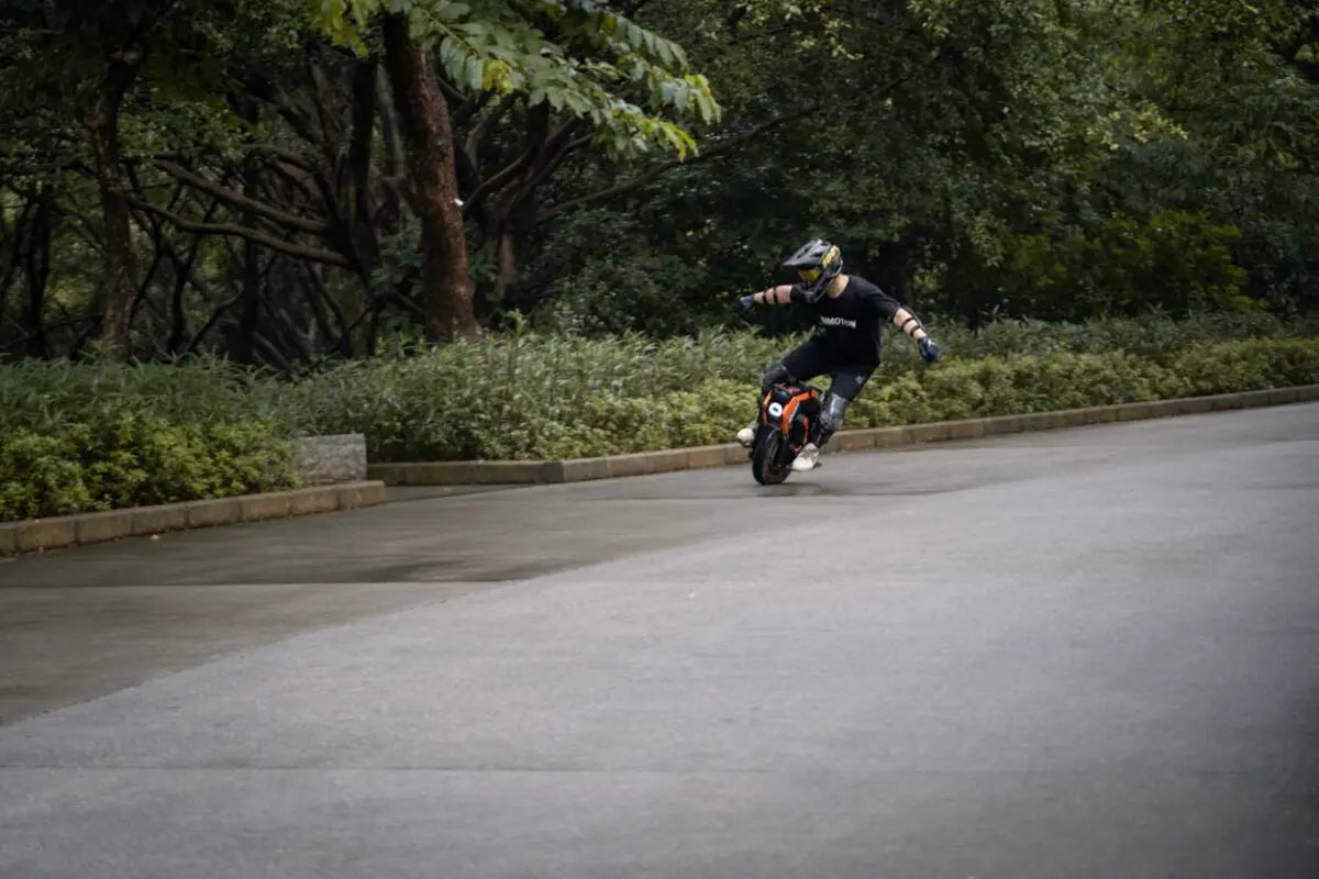RU Stock Original INMOTION Adventure V14 Electric Unicycle 70KM/H 134V 2400Wh 50S Battey C40 9000W Motor 16inch EUC Unicycle