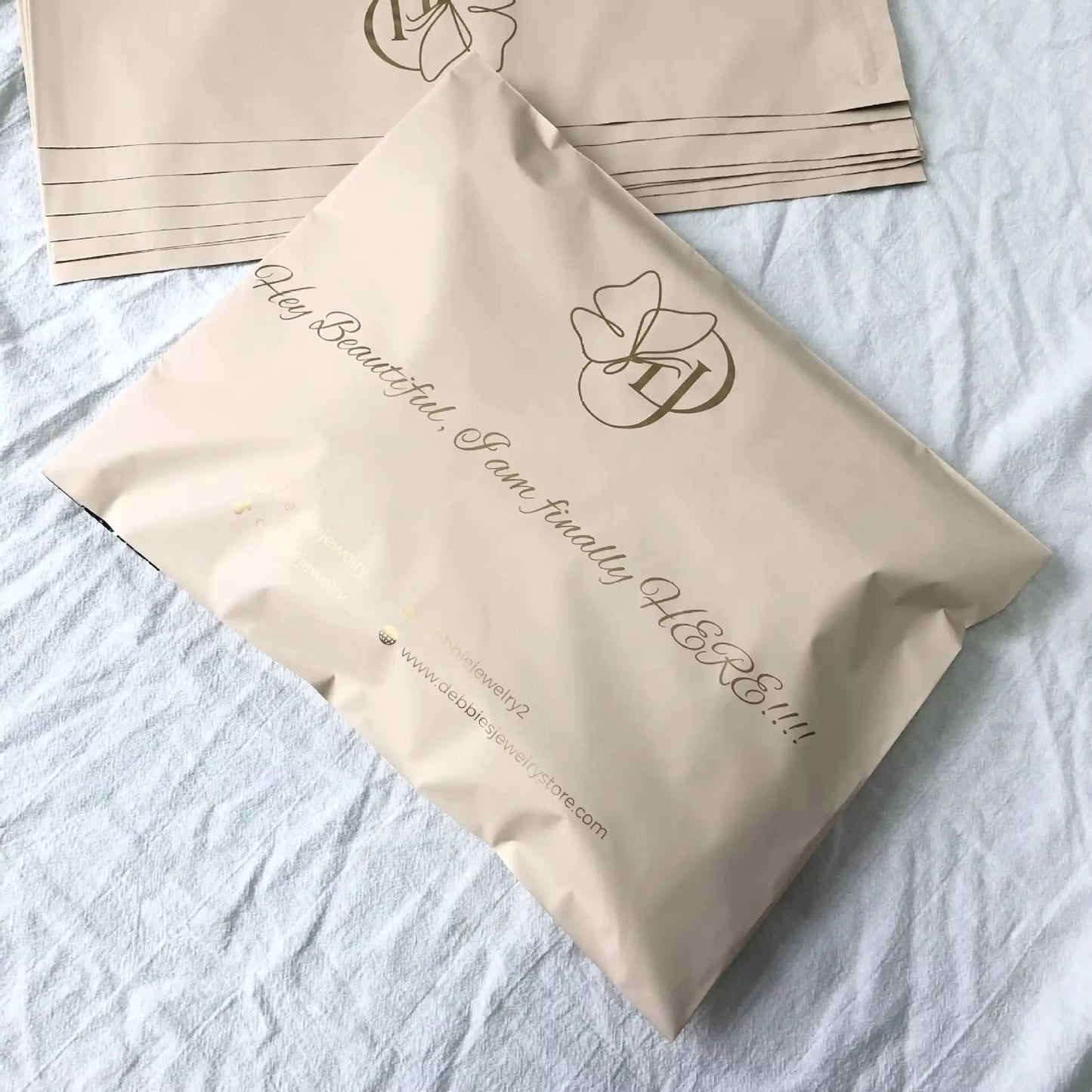 50 matte apricot pink shipping bags, suitable for clothing, parties, and gifts. Custom logos supported.